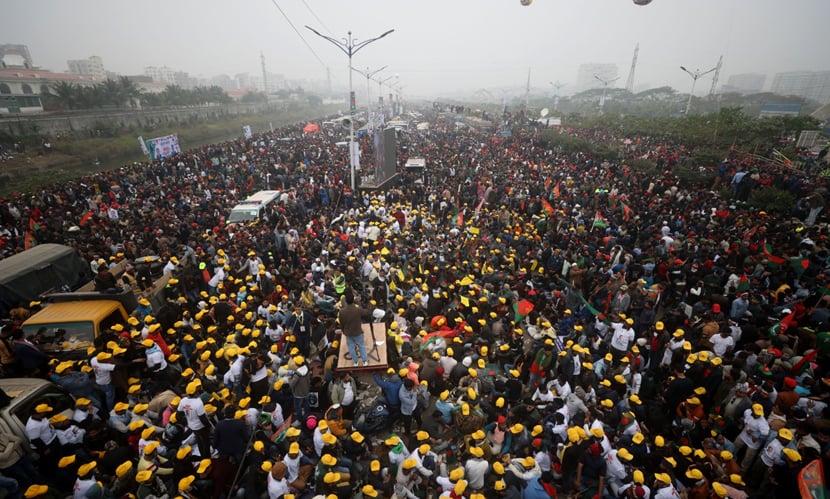 রাজধানীর পূর্বাচলের ৩০০ফিট সড়কে সংবর্ধনা মঞ্চের সামনে বিএনপির নেতাকর্মীরা। ছবি: সারাবাংলা