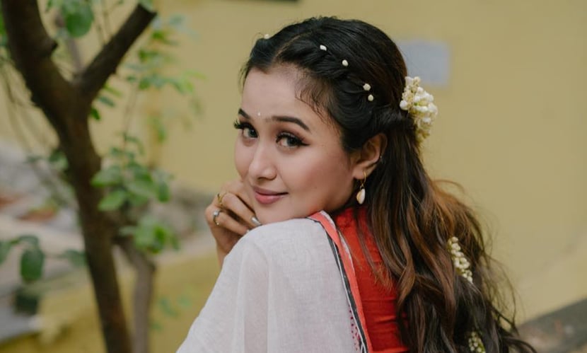 শাড়ির ভাঁজে নীরব প্রতিবাদে চমক