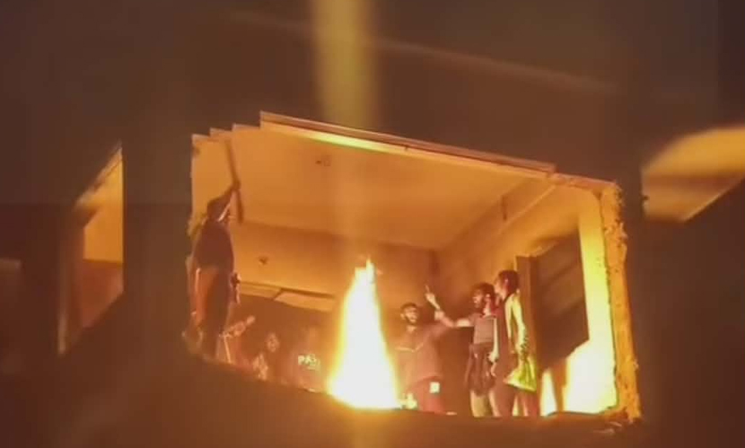 ধানমন্ডি ৩২ নম্বরে আগুন দিল ছাত্র জনতা
