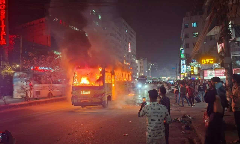 বাড্ডায় যাত্রীবাহী বাসে আগুন
