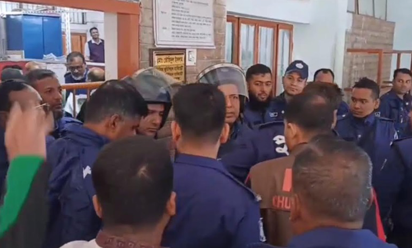 চুয়াডাঙ্গার সাবেক মেয়র রিয়াজুল ও ছাত্রলীগ সভাপতি শরীফ কারাগারে