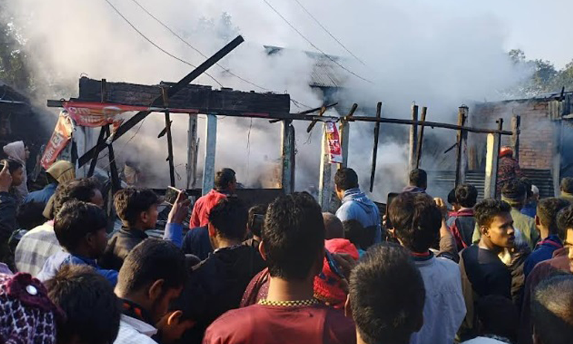 মীরগঞ্জ বাজারে ভয়াবহ অগ্নিকাণ্ডে ৭টি দোকান পুড়ে ছাই