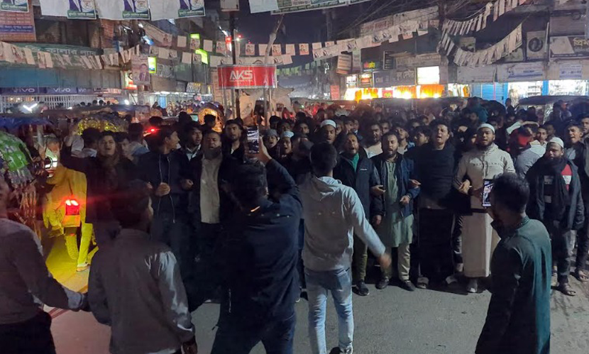 ওসমান হাদির ওপর হামলার প্রতিবাদে কুষ্টিয়ায় বিক্ষোভ মিছিল