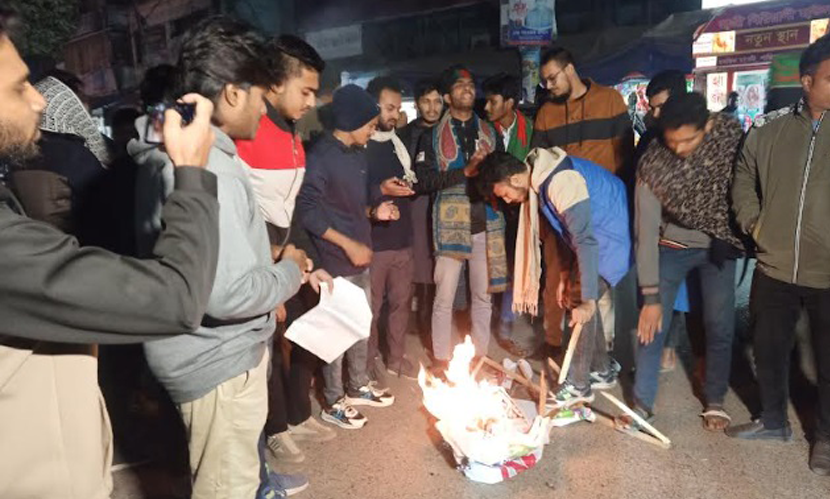 চাঁপাইনবাবগঞ্জে সড়কে আগুন জ্বালিয়ে বিক্ষোভ