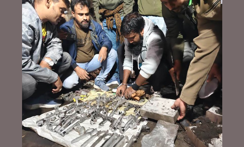 খুলনায় অস্ত্র তৈরির কারখানার সন্ধান, আটক ৩