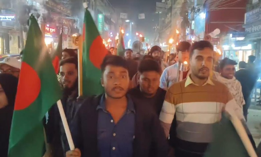 হাদির ওপর সন্ত্রাসী হামলার প্রতিবাদে ফরিদপুরে মশাল মিছিল