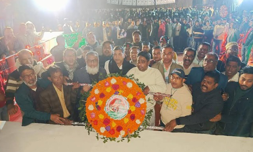 জামালপুরে বিজয় দিবসে শ্রদ্ধা জানাতে মানুষের ঢল