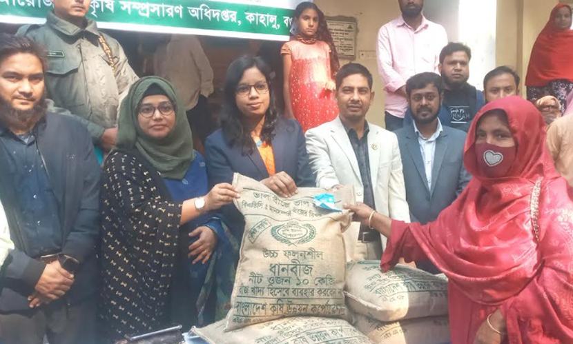বগুড়ায় প্রণোদনার বীজ-সার পেলেন দেড় হাজার কৃষক