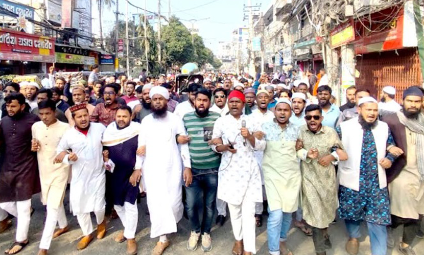 বগুড়ায় হাদি হত্যার প্রতিবাদে বিক্ষোভ মিছিল