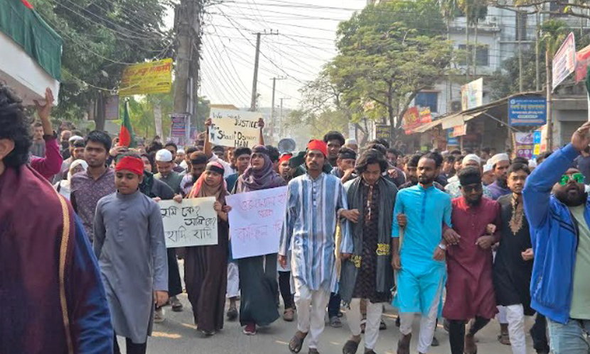 হাদি হত্যার প্রতিবাদ, কফিন নিয়ে এসপির বাসভবন ঘেরাও