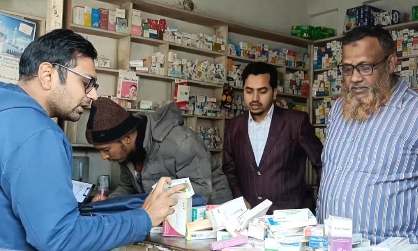 চাঁপাইনবাবগঞ্জে ৪ ফার্মেসিকে অর্থদণ্ড