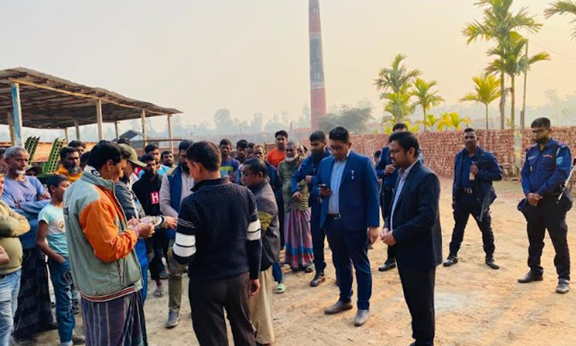 কুড়িগ্রামে দুই ইটভাটাকে জরিমানা ও কার্যক্রম বন্ধের নির্দেশ