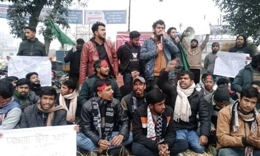 হাদির হত্যাকারীদের বিচার দাবিতে বেরোবিতে ইনকিলাব মঞ্চের অবস্থান