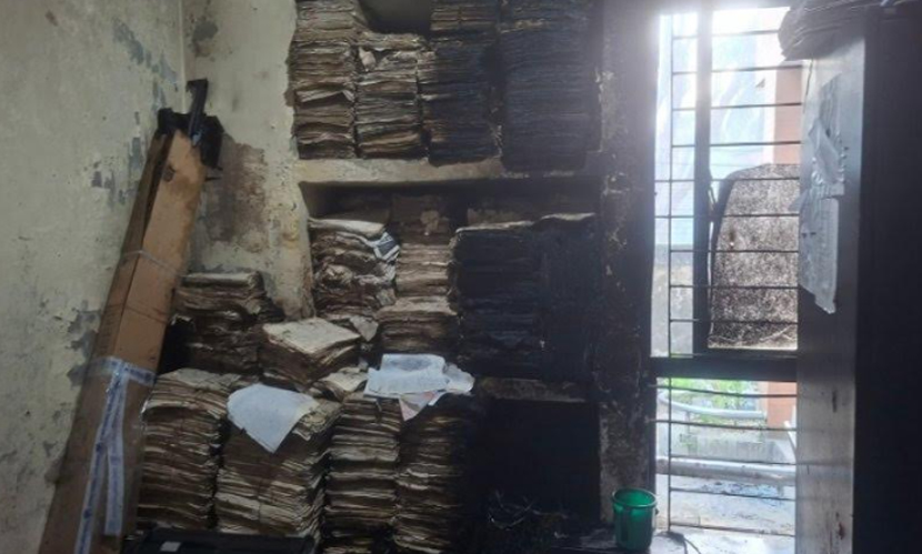 লক্ষ্মীপুর জেলা নির্বাচন অফিসে দুর্বৃত্তদের আগুন