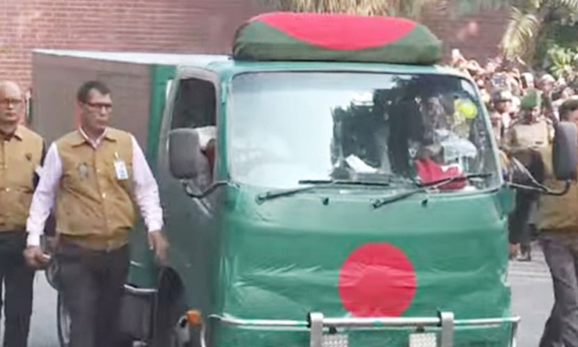 খালেদা জিয়ার মরদেহ জানাজার স্থানে পৌঁছানো হচ্ছে