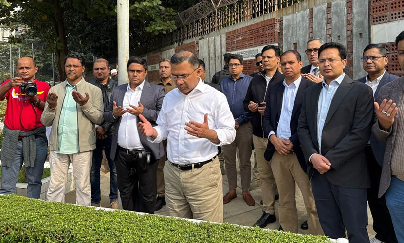 ছোট ভাই কোকোর কবর জিয়ারত করলেন তারেক রহমান
