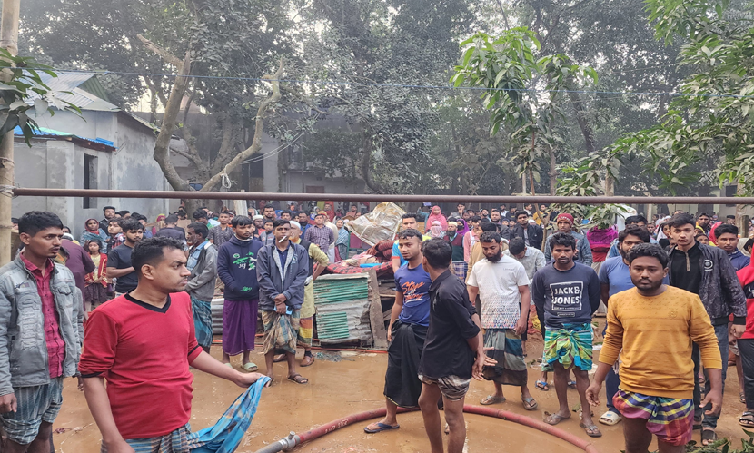 শ্রীপুরে বৈদ্যুতিক শর্ট সার্কিটে ১০টি বসতঘর পুড়ে ছাই