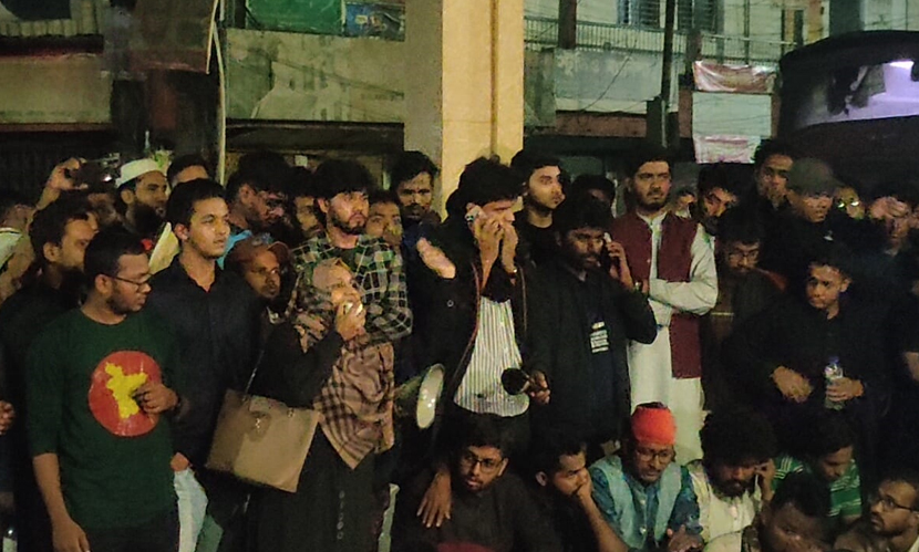 হাদি হত্যার প্রতিবাদে জবি শিক্ষার্থীদের তাঁতীবাজার অবরোধ