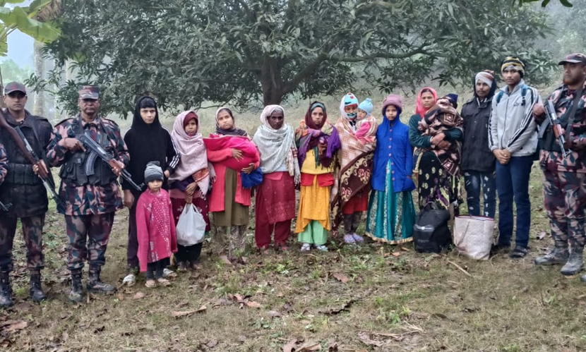 চাঁপাইনবাবগঞ্জ সীমান্তে অবৈধ অনুপ্রবেশের অভিযোগে ২৭ জন আটক