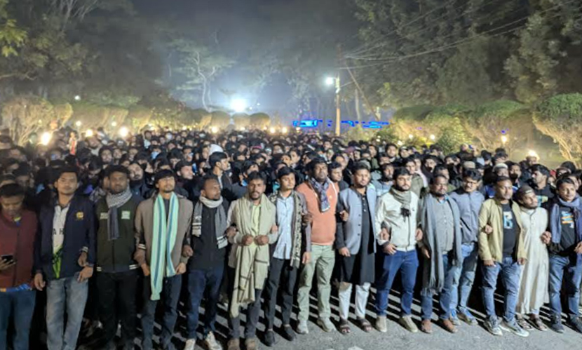 ওসমান হাদিকে হত্যার প্রতিবাদে ইবিতে শিক্ষার্থীদের বিক্ষোভ