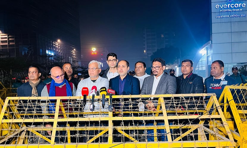 রাজধানীর এভারকেয়ার হাসপাতালের সামনে প্রেস ব্রিফিংয়ে কথা বলছেন বিএনপির স্থায়ী কমিটির সদস্য ডা. এ জেড এম জাহিদ হোসেন। ছবি: সংগৃহীত