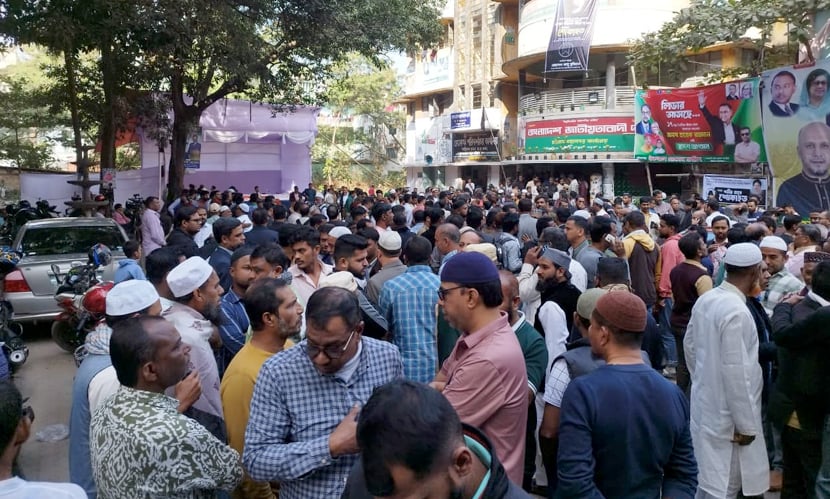 বিএনপি ও সহযোগী বিভিন্ন সংগঠনের শোকার্ত নেতাকর্মীরা নগরীর নুর আহমদ সড়কে নাসিমন ভবনের সামনে ভিড় জমান। ছবি: সারাবাংলা