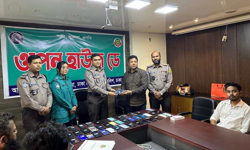 ৪৩টি মোবাইল উদ্ধার করে মালিকদের বুঝিয়ে দিল পল্টন থানা