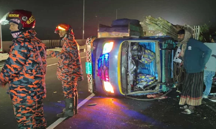 ঢাকা-মাওয়া এক্সপ্রেসওয়েতে ট্রাক উলটে আহত ৯