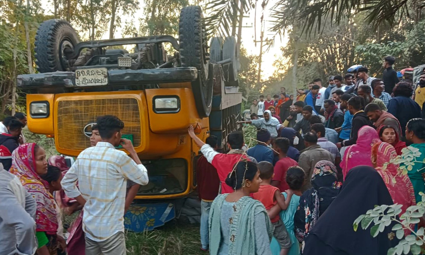 নওগাঁয় ট্রাকচাপায় অটোরিকশাচালক নিহত