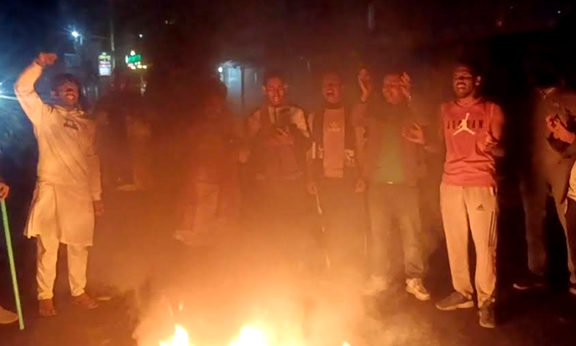 হাদির মৃত্যুতে রাতে নোয়াখালীতে সড়কে আগুন জ্বালিয়ে বিক্ষোভ