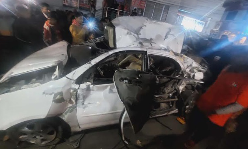 প্রাইভেটকারে ট্রাকের ধাক্কা, মা-মেয়ে নিহত