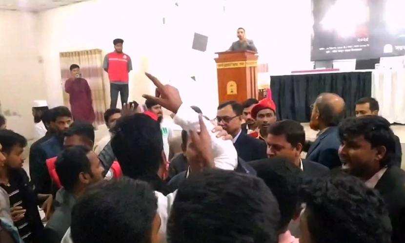 পাবনায় বুদ্ধিজীবী দিবসে ছাত্রদল ও শিবিরের মধ্যে হট্টোগোল