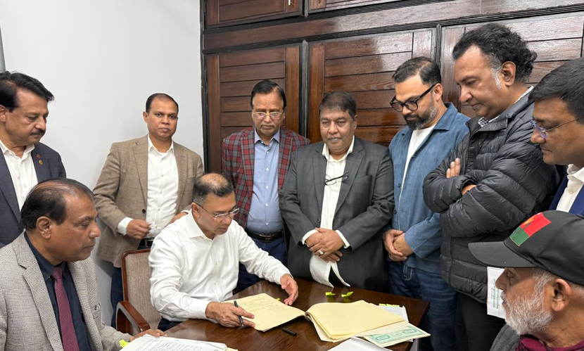 ২ আসনের মনোনয়নপত্রে সই তারেক রহমানের