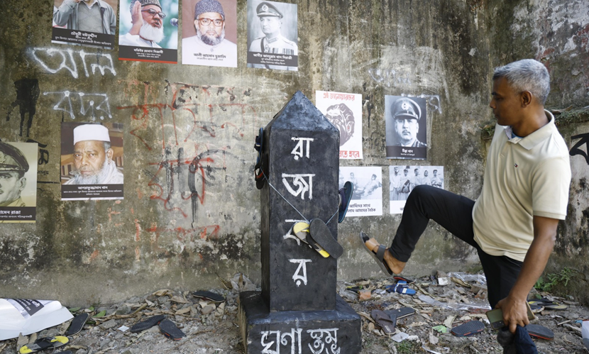 ঢাবিতে রাজাকার ঘৃণাস্তম্ভে জুতা নিক্ষেপ ছাত্র-জনতার
