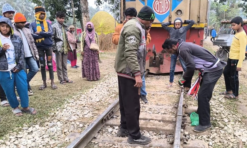 ময়মনসিংহে রেললাইন তুলে ফেলায় ট্রেন লাইনচ্যুত