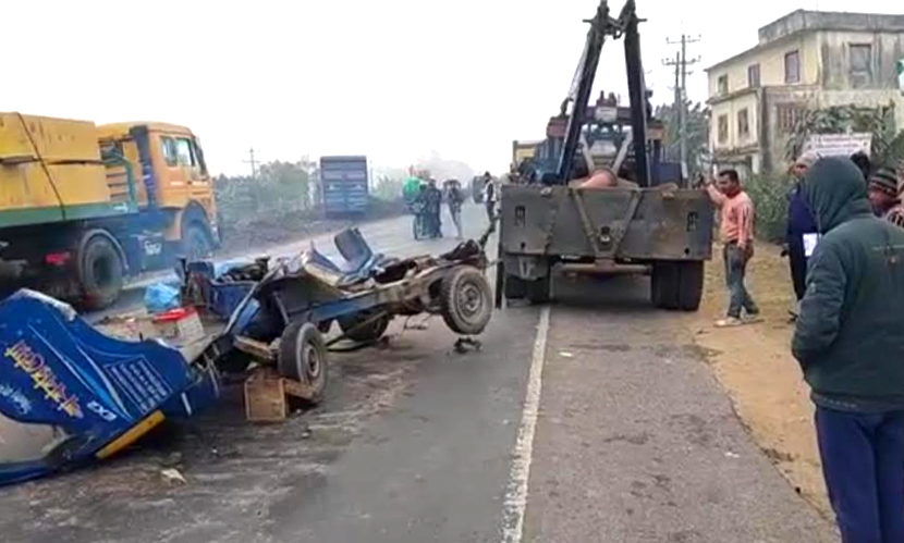 ঢাকা-সিলেট মহাসড়কে পিকআপ ভ্যান-কাভার্ডের মুখোমুখি সংঘর্ষে চালক নিহত