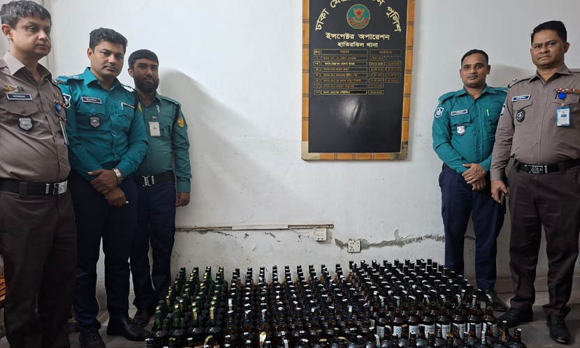 রাজধানীতে ২৫২ বোতল বিদেশি মদসহ প্রাইভেটকার আটক