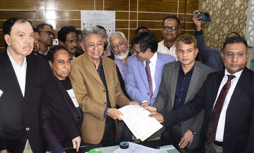 মনোনয়নপত্র জমা দিয়ে খসরু বললেন— দেশ গণতন্ত্রের পথে