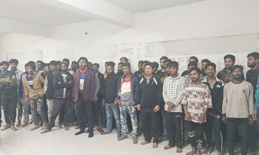 মোহাম্মদপুরে যৌথ বাহিনীর অভিযানে গ্রেফতার ৫৩