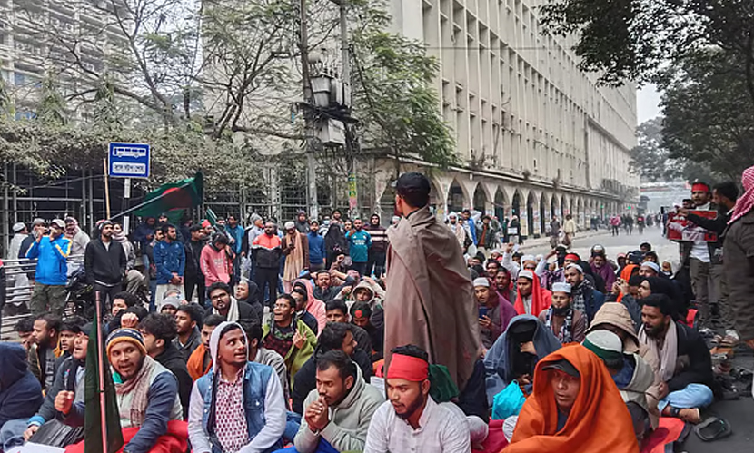 শাহবাগ মোড় ছেড়ে আজিজ সুপার মার্কেটের সামনে ইনকিলাব মঞ্চ