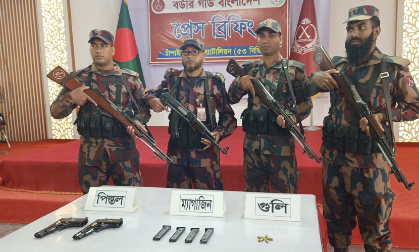 চাঁপাইনবাবগঞ্জে ফের দুটি পিস্তল ও ৫ রাউন্ড গুলি জব্দ