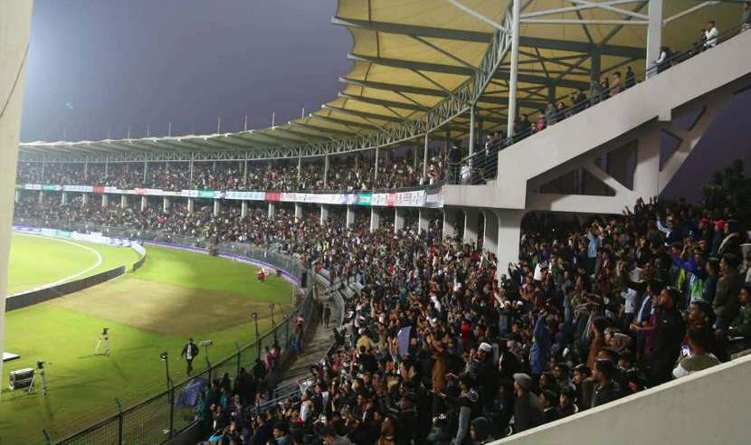 উদ্বোধনী দিনে গ্যালারি পরিপূর্ণ