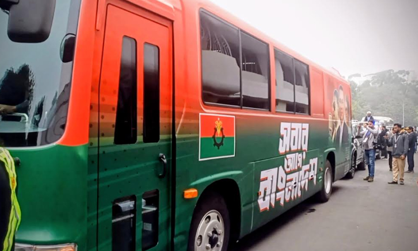 তারেক রহমানকে বহনকরা বুলেটপ্রুফ বাস পৌঁছেছে বিমানবন্দরে