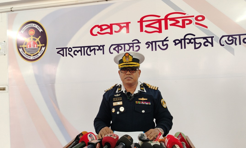 বাগেরহাটে অস্ত্রসহ ৪৯ জন দস্যুকে আটক করেছে কোস্ট গার্ড
