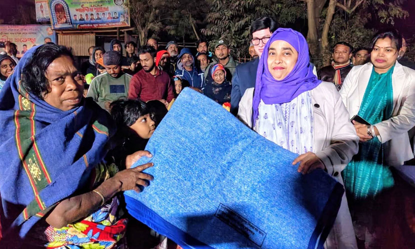 রাজবাড়ীর হরিজন পল্লীতে জেলা প্রশাসকের কম্বল বিতরণ