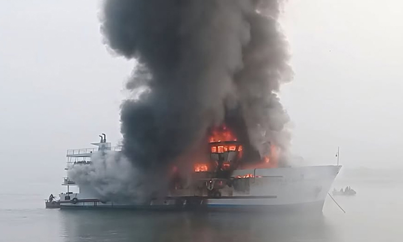 সেন্টমার্টিনগামী জাহাজে আগুন