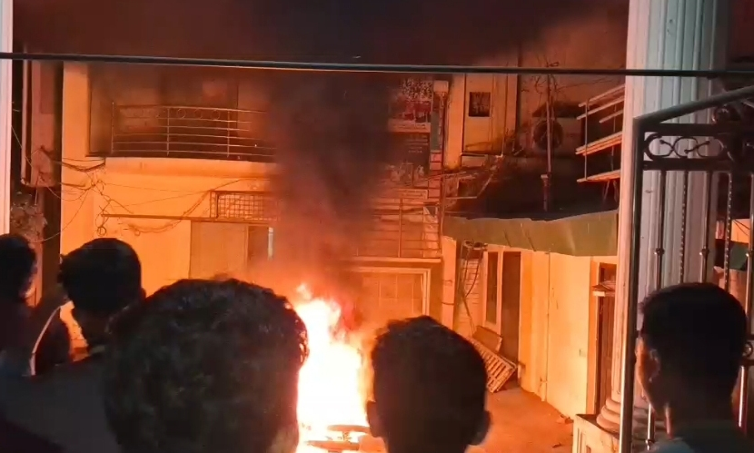 ভারতীয় হাই কমিশনের সামনে বিক্ষোভ, নওফেলের বাড়িতে আগুন