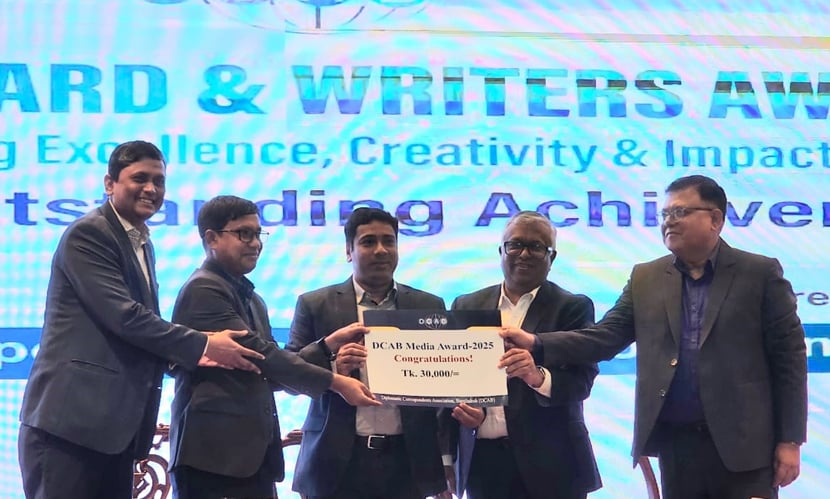 সেরা রিপোর্টারের পুরস্কার নিচ্ছেন সারাবাংলা ডটনেটের অপূর্ব কুমার। ছবি: সারাবাংলা