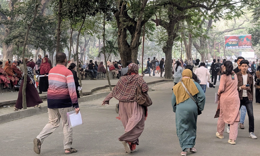 যানজটে বিপাকে ঢাবি ভর্তিচ্ছুরা, পরীক্ষা শুরুর পরও কেন্দ্রে প্রবেশ