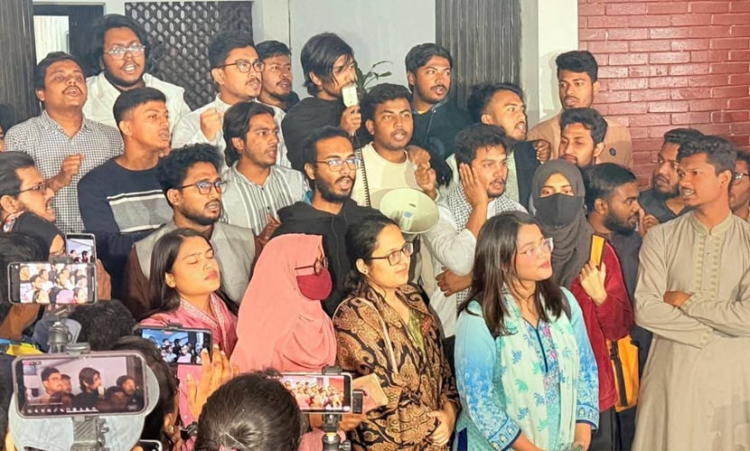 ঢাবির ২ হলের নাম পরিবর্তন করতে ভিসি অফিসে ডাকসু নেতারা